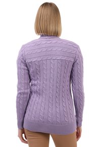 Maglione a costine di colore lilla con un design testurizzato, polsini e orlo a coste. Presenta un collo alto e una silhouette aderente.