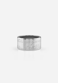 Bague en argent avec une finition polie, présentant un texte gravé dans un style cursif. Conception de bande large avec une surface intérieure lisse.