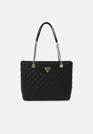 Geantă de umăr cu quilt neagră, cu două mânere negre și accente din lanț. Prezintă un logo triunghiular auriu în față. Suprafață din piele texturată.
