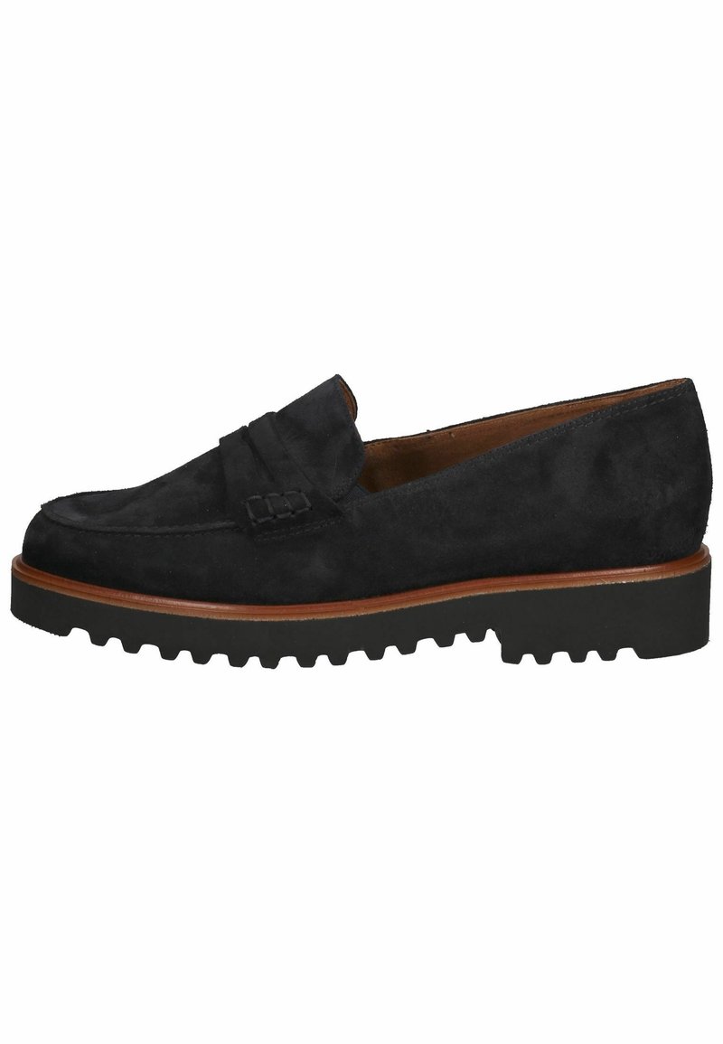 Mocassin en daim noir avec une bordure marron et une semelle crantée noire épaisse, doté d'une bride penny et d'un bout arrondi.