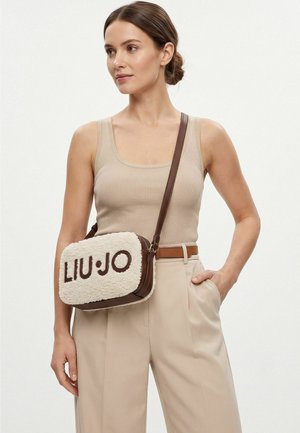 LIU JO, FERIELLE UMHÄNGETASCHE 21 CM - Schoudertas - cream