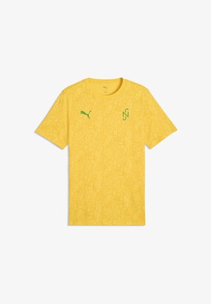 T-shirt jaune Puma avec un motif abstrait subtil et un logo Puma vert sur le côté gauche de la poitrine, emblème NZ vert sur le côté droit de la poitrine.