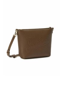 Pochette en cuir marron à texture granuleuse, avec le texte embossé « Dreaming of Saint Barth » et « Paradise », fermeture éclair et bandoulière détachable.