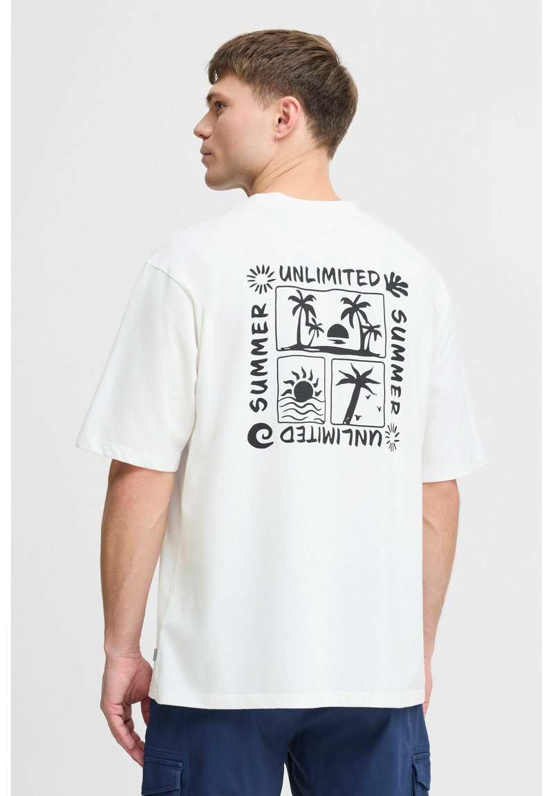 Hvid bomulds T-shirt med sort grafisk print på ryggen, der viser en sol, palmer og teksten "UNLIMITED SUMMER" i et rektangulært layout.