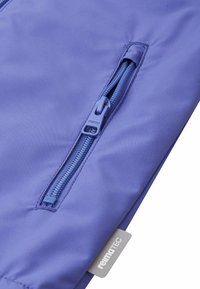 Giacca viola chiaro con una texture liscia, caratterizzata da una tasca con zipper angolata e un'etichetta con il marchio "reimaTEC."