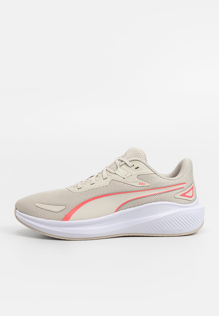 Baskets de sport en maille beige respirante avec des accents roses, semelle blanche, tige texturée et lacets plats. Détails du logo sur le côté.