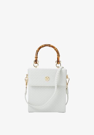 Sac à main en cuir tissé blanc avec une poignée supérieure en bambou et une bandoulière tressée. Il présente un logo doré et une fermeture à rabat magnétique.