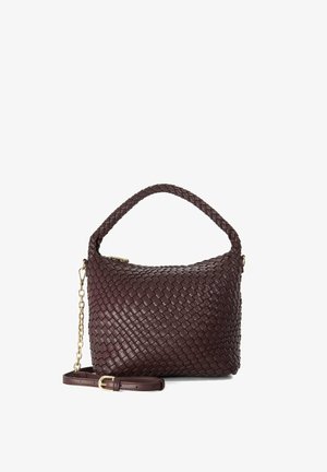Dunkelbraune, gewebte Lederhandtasche mit kurzem Griff und abnehmbarem Schulterriemen mit goldenem Kettendetail auf weißem Hintergrund.