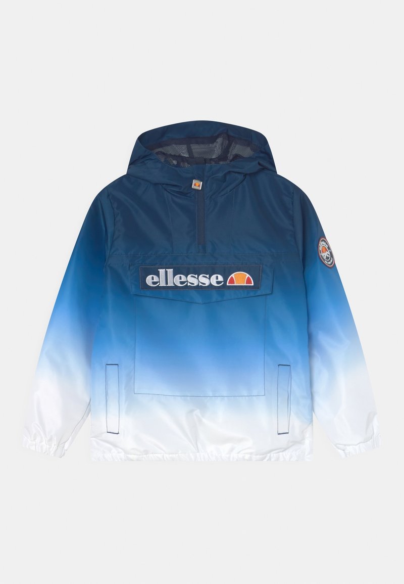 Chaqueta con capucha en degradado azul y blanco, con un bolsillo frontal y puños elásticos. Presenta el logo "ellesse" y un parche redondo en la manga.