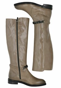 Beige nahkasaappaat, joissa on kiiltävä pinta, sivuvetoketju ja ketjuakkoni. Suunniteltu pyöreällä nenällä ja matalalla mustalla korolla.