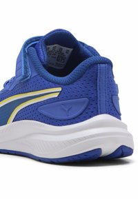 Μπλε αθλητικό παπούτσι με επάνω μέρος από διχτυωτό υλικό, κίτρινες και γκρι λεπτο μέρειες, υφή στη μεσαία σόλα και επενδεδυμένο γιακά. Λαστιχένια εξωτερική σόλα με σχέδιο πέλματος.