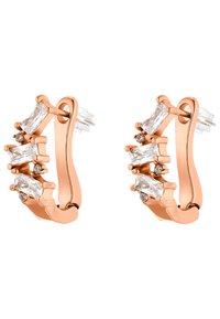 Orecchini a cerchio in oro rosa con numerosi cristalli chiari rettangolari e rotondi lungo la parte anteriore, con superfici lisce e una chiusura sicura.