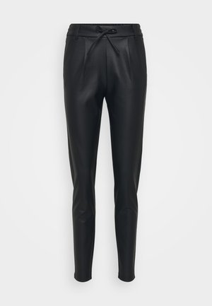 Pantaloni neri, aderenti, realizzati in materiale liscio e lucido, con vita elastica e cordoncino. Presentano pince frontali e gambe affusolate.