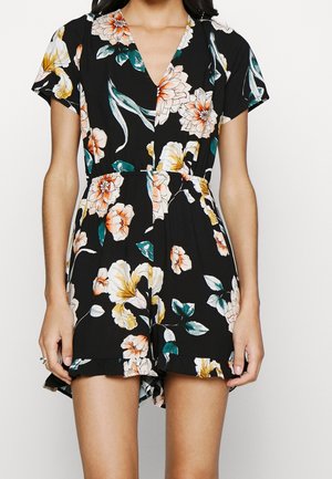 Schwarzer Floral-Jumpsuit mit kurzen Ärmeln, tiefem V-Ausschnitt und elastischem Taillenbund. Er ist mit großen bunten Blumenmustern und gerafften Shorts versehen.