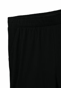 Pantaloni jogger neri realizzati in un morbido misto cotone, con vita elastica e tasche laterali per maggiore comodità. Texture liscia e minimalismo nei dettagli.