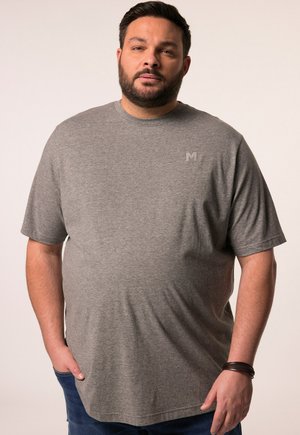 T-shirt grigio a maniche corte realizzato in un tessuto morbido, con un design minimalista e un logo discreto sul petto, caratterizzato da una vestibilità rilassata.