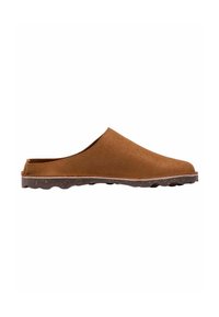 Bruine suède slip-on muil met een gespikkelde donkere rubberen zool, platte hak en gesloten neus, van opzij getoond op een witte achtergrond.