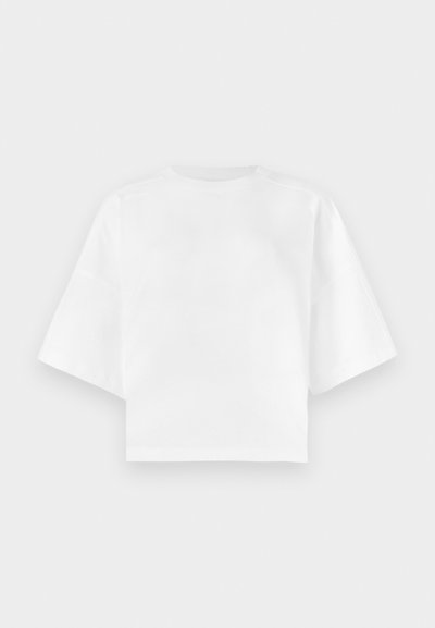 Λευκό κοντό t-shirt από βαμβάκι, με κοντά μανίκια, στρογγυλή λαιμόκοψη και ελάχιστες ραφές. Λεία υφή.