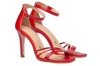 Sandalias de tacón alto rojas con un acabado brillante, tira para el tobillo y múltiples tiras cruzadas. Punta redondeada y plantilla acolchada en beige.