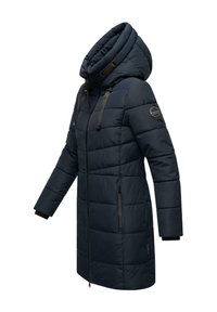 Navy modrá vyp padded bunda s veľkou kapucňou, zipsom na prednej strane a dvoma bočnými vreckami. Má čierne akcenty a prešité textúry.