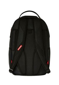 Mochila negra con correas de hombro ergonómicas acolchadas, panel trasero texturizado y un asa superior. Presenta acentos rojos y un diseño elegante.