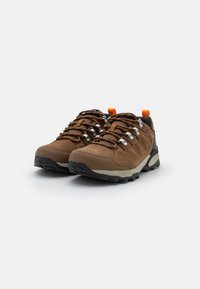 Braune Wanderschuhe mit einem Obermaterial aus Wildleder und Mesh, schwarzem Gummi-Außensohle und orangefarbenen Akzenten. Verfügen über robuste Ösen und dicke Schnürsenkel.