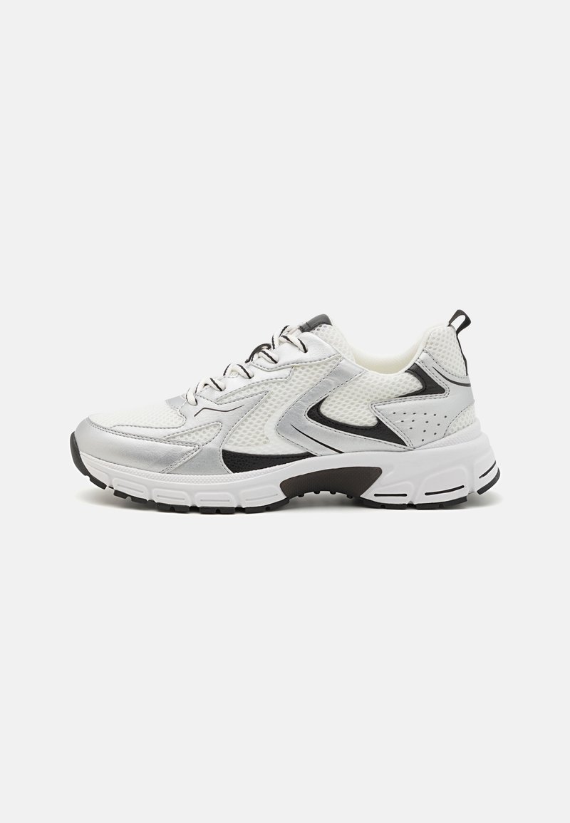 Baskets de sport blanches et grises avec des accents noirs, panneaux en mesh, semelle épaisse et languette noire au talon, vues de côté sur fond blanc.