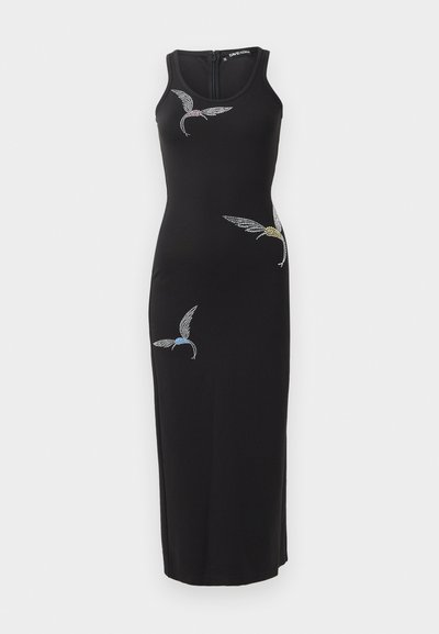 Rochie maxi fără mâneci, de culoare neagră, cu modele complicate de păsări din pietre prețioase în nuanțe de albastru, violet și galben; material neted și elastic, cu fermoar la spate.