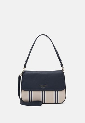 Pieni laivastonsininen ja beigen värinen raidallinen olkalaukku läpällä ja irrotettavalla crossbody-hihnalla, "kate spade new york" -logo läpän päällä.