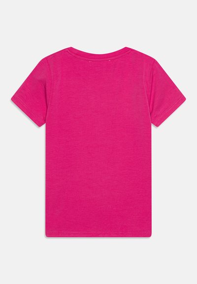 Camiseta de manga corta en rosa brillante, fabricada en suave algodón. Presenta un cuello redondo clásico y un diseño sin costuras en la parte posterior.