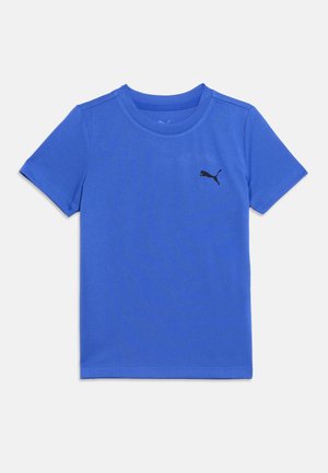 Camiseta azul de manga corta y cuello redondo con un pequeño logo negro de Puma en el pecho izquierdo, mostrada sobre un fondo blanco.