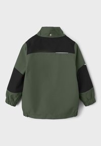Zielono-czarna kurtka dla dziecka z elastycznymi mankietami, wysokim kołnierzem, zatrzaskami i odblaskowym paskiem na górnej części pleców.