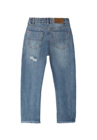 Jeans in denim blu chiaro con vita alta, orlo sfrangiato, dettagli abrasivi e due tasche posteriori con patch in pelle marrone sulla cintura.