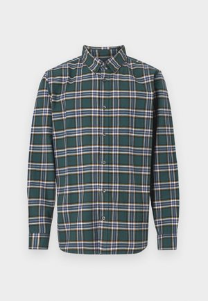 Camisa de franela verde con un patrón a cuadros que presenta líneas en azul, blanco y amarillo mostaza. Con botones en el frente y cuello puntiagudo. Mangas largas.