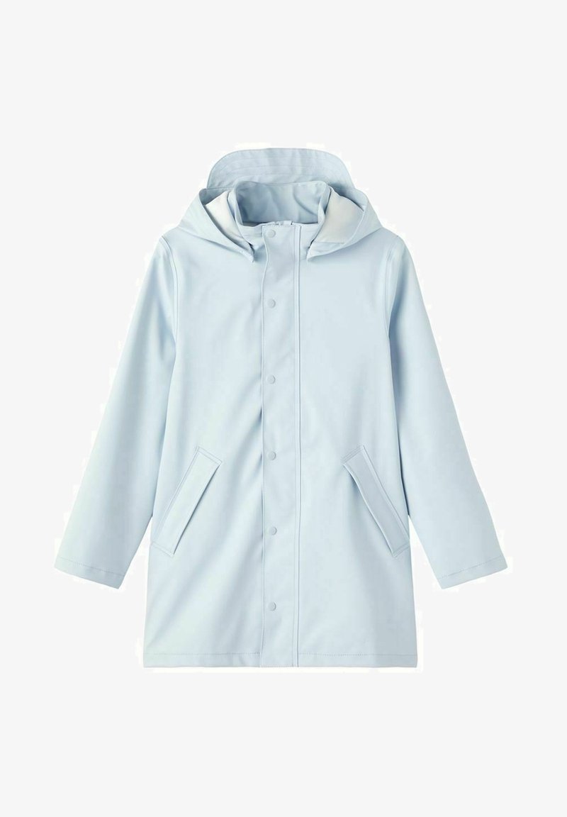 Imperméable bleu clair avec capuche, fermetures à pression, deux poches avant, texture lisse et manches longues. Design simple et moderne.