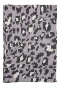 Couverture en tissu doux avec un motif léopard gris et noir sur un fond violet clair, avec un détail de bord cousu.