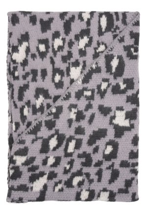 Couverture en tissu doux avec un motif léopard gris et noir sur un fond violet clair, avec un détail de bord cousu.
