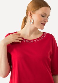 Ulla Popken RHINESTONE NECKLINE SHORT SLEEVE - Camiseta estampada - salsa