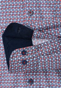 Baumwollhemd mit einem rot-blauen geometrischen Muster, kontrastierendem Marinekragen und fünf Knöpfen mit kreisförmigem Design.