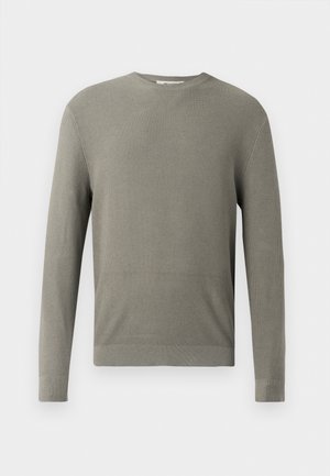 Sivi rebrasti pulover s dugim rukavima i okruglim izrezom. Mekana tekstura i uski kroj sa suptilnim detaljima šavova.