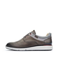 Zapato de cuero gris con acabado suave, puntera redonda, acentos de textil gris, detalles de ojal rojo y suela de goma blanca con relieve negro.