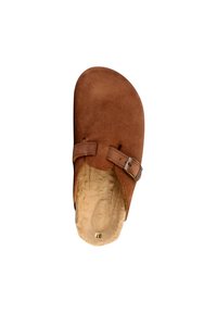 Chaussure à enfiler en daim marron avec une texture douce, dotée de deux sangles ajustables et d'une semelle intérieure moulée pour le confort.