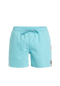 Shorts de bain bleu clair avec une taille élastique et un cordon de serrage, avec un détail logo orange sur le côté gauche. Texture lisse.