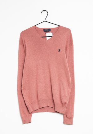 Pull rose à col en V manches longues avec logo noir sur la poitrine, suspendu sur un cintre noir avec une étiquette blanche visible près de l'encolure.