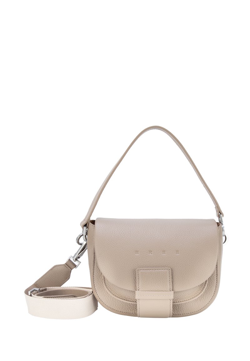 Borsa a tracolla in pelle beige con chiusura a patta, finitura testurizzata, tracolla regolabile e superficie liscia. Presenta un logo in rilievo sulla parte anteriore.