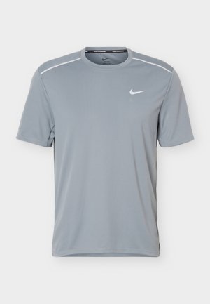 Camiseta de running Nike Dri-FIT de manga corta en gris claro con logo swoosh blanco en el pecho izquierdo y franjas reflectantes en los hombros.