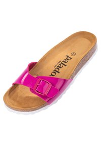 Infradito rosa lucido con una larga fascia dotata di fibbia, suola in sughero e suola in gomma bianca per il massimo comfort.