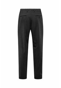 Pantaloni neri su misura realizzati in tessuto testurizzato. Presentano una forma dritta, due tasche posteriori con chiusura a bottone e una vita standard.