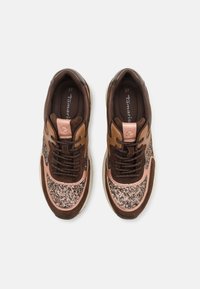 Brune sneakers med teksturert glitterdetaljering, semskede accenter i beige og lys rosa, og mørkebrune snører, merket størrelse 37.