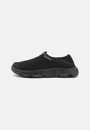 Pantofii negri din plasă, tip slip-on, cu un material texturat la exterior, talpă căptușită și un finisaj neted. Prezintă o etichetă cu logo pe lateral.